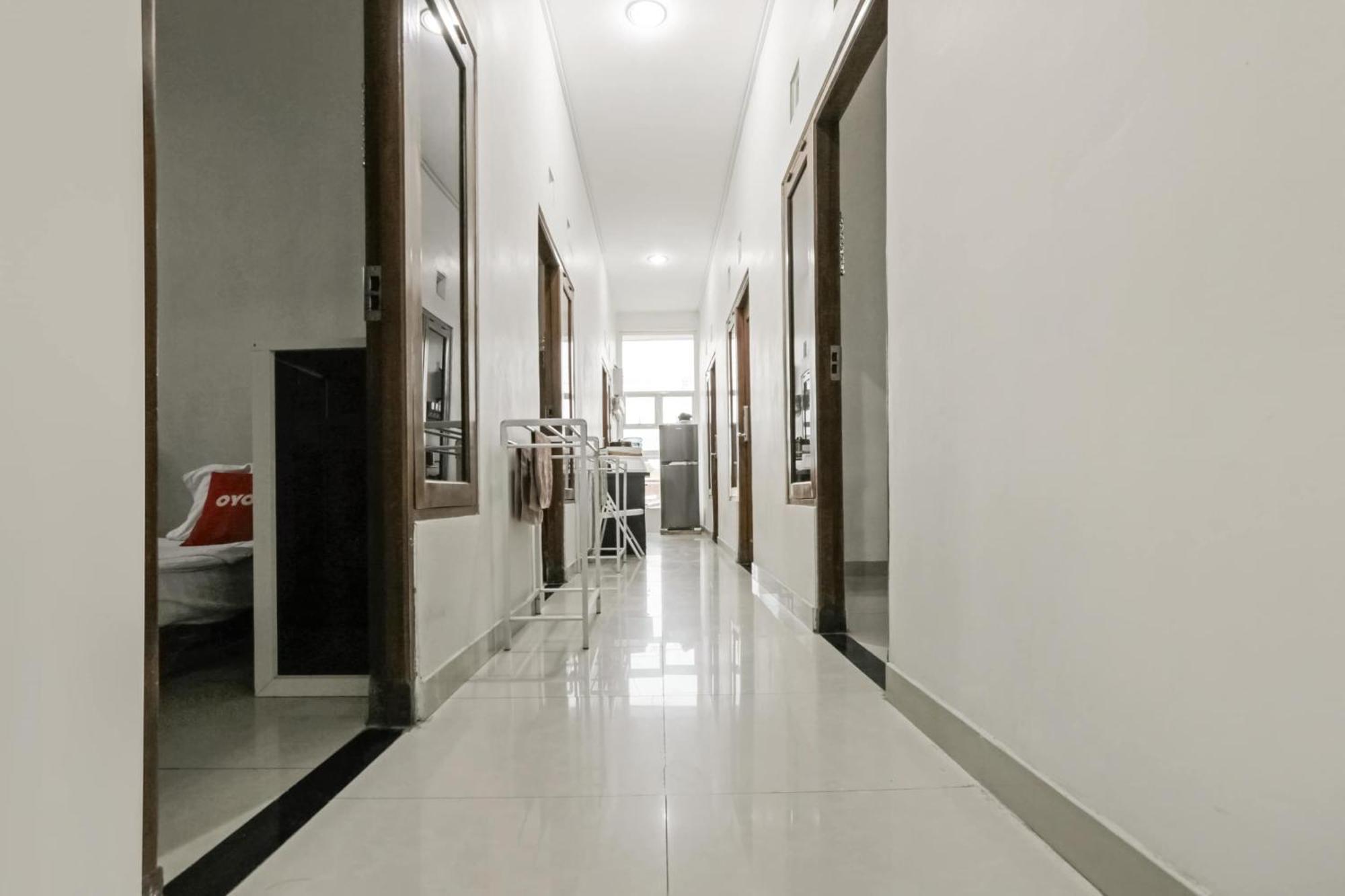 Surakarta  Super Oyo 3838 Tamansari Guest House מראה חיצוני תמונה