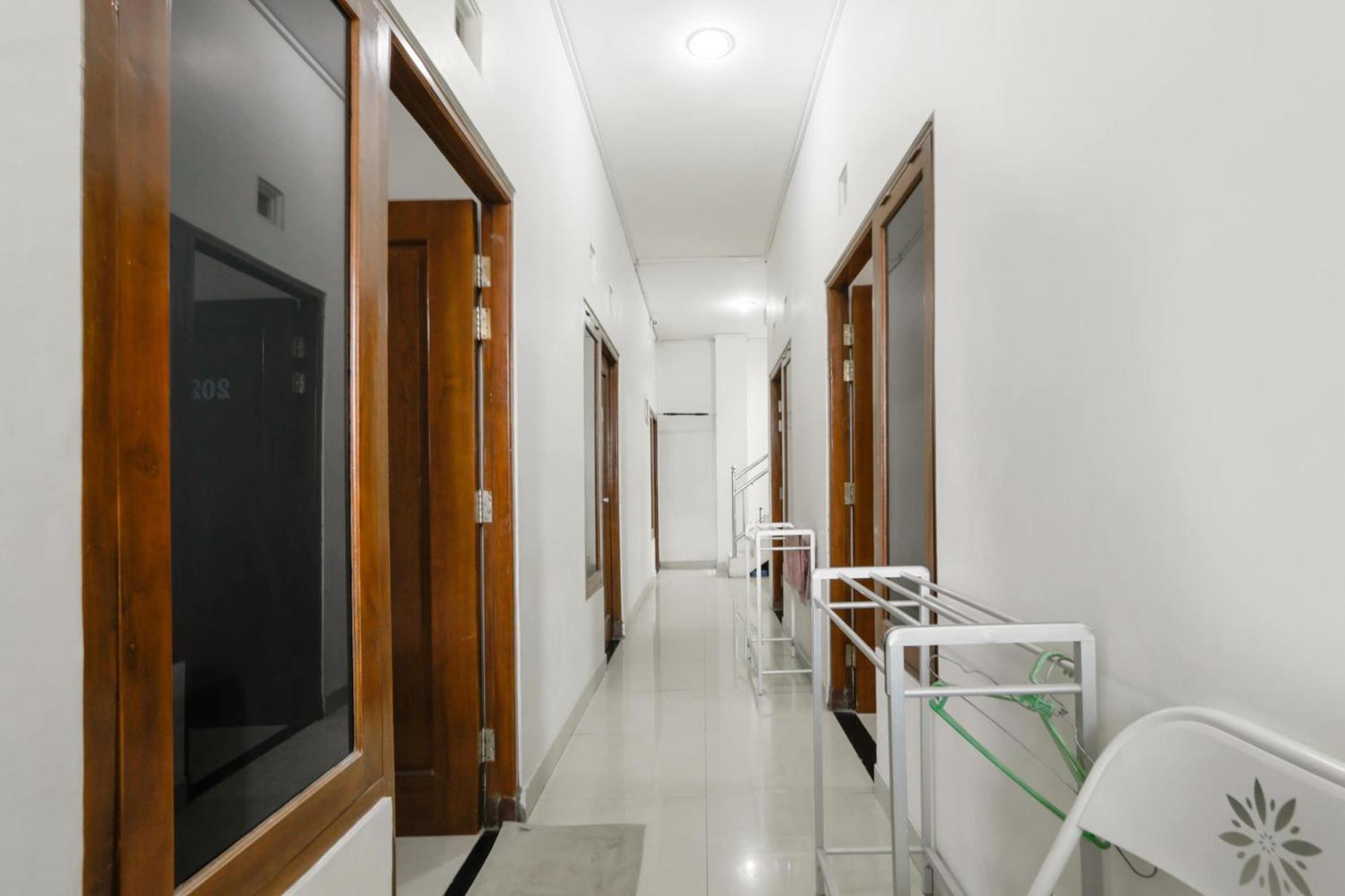 Surakarta  Super Oyo 3838 Tamansari Guest House מראה חיצוני תמונה